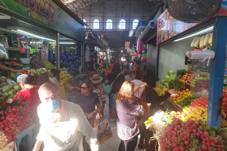 Se llena el Mercado Pino Suárez en vísperas del Año Nuevo