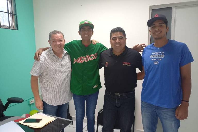 Director del Imdec recibe la visita de David Hernández, beisbolista mundialista