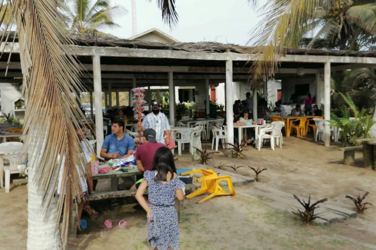 Restauranteros de playa en Rosario esperan poca afluencia en ‘días santos’