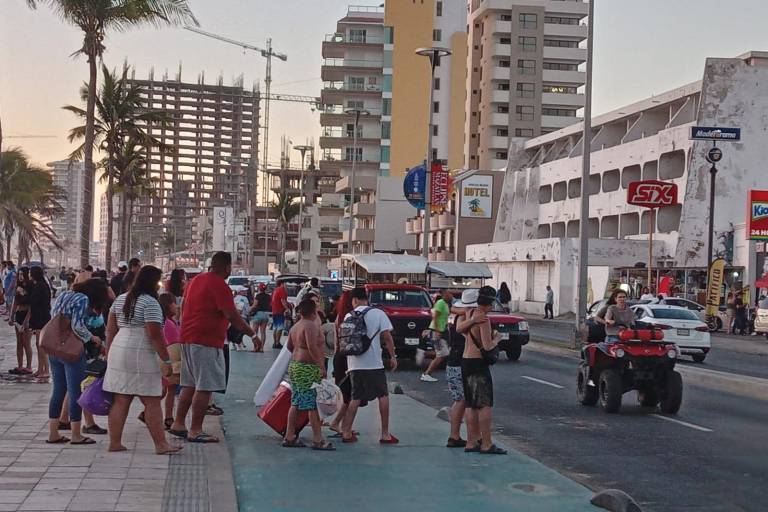 Se registra éxodo de bañistas de las playas de Mazatlán este Viernes Santo