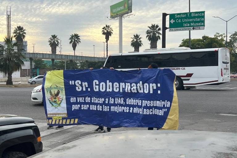 En cruceros de Culiacán, Mazatlán y Rosario trabajadores de la UAS ahora pegan calcas y entregan volantes