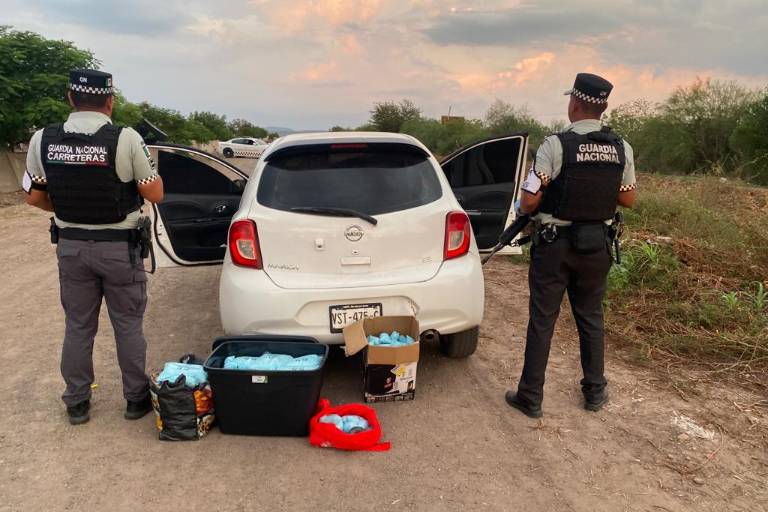 Aseguran más de 530 mil pastillas de fentanilo en un auto, en Culiacán