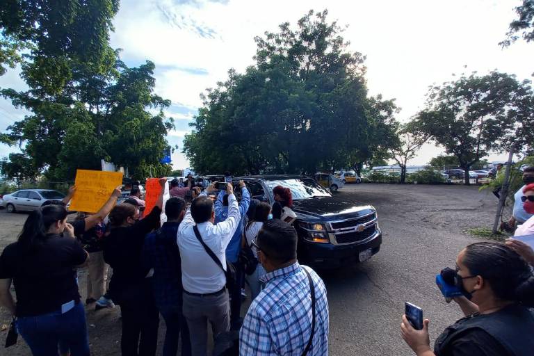 Arriba López Obrador a Culiacán en medio de protestas