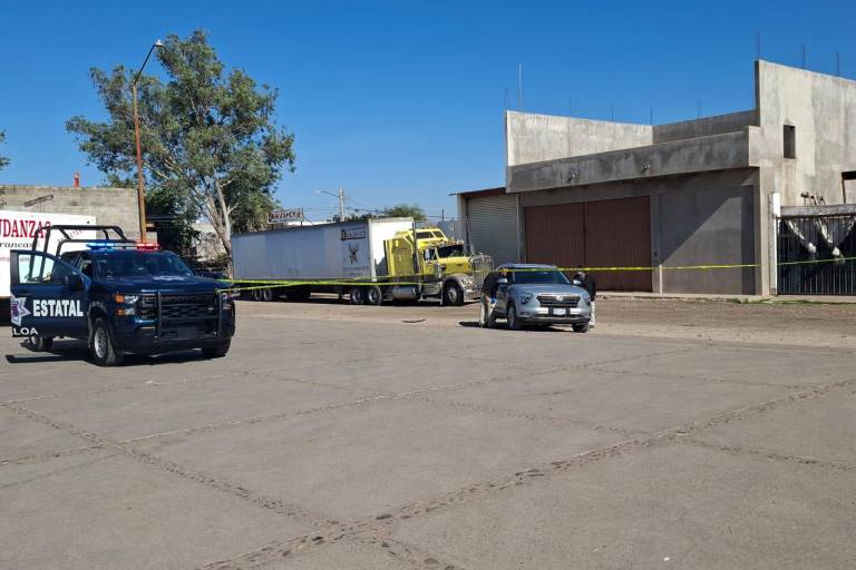 Encuentran un vehículo baleado en la colonia 21 de Marzo, en Culiacán