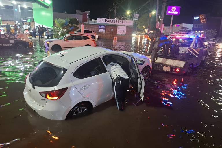 Inundaciones colapsan vialidades en Culiacán; SSPyTM activa operativo de auxilio