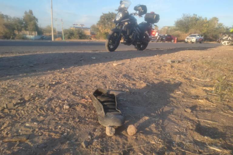 Vehículo choca con motocicleta en carretera a Sanalona; hay dos lesionados