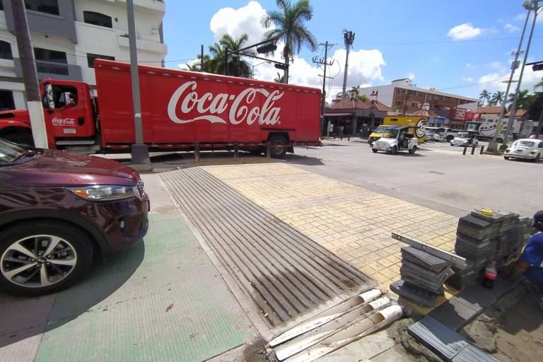 Paso peatonal elevado que se instaló en la zona turística de Mazatlán es una prueba, dicen autoridades