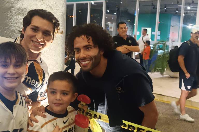 Llega Pumas a Mazatlán y es recibido con entusiasmo por un grupo de aficionados