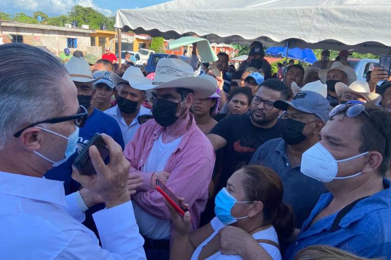 Cientos de damnificados por el huracán Pamela reciben a Quirino en La Concha, Escuinapa