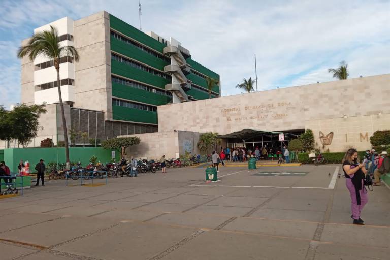 Personal de seguridad del IMSS en Mazatlán bloquea acceso a Noroeste