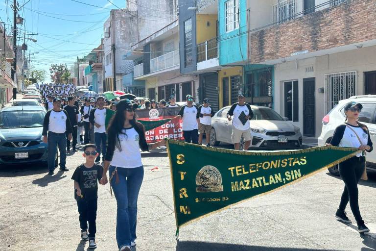 Realizan telefonistas en Mazatlán desfile para conmemorar el Día del Trabajo