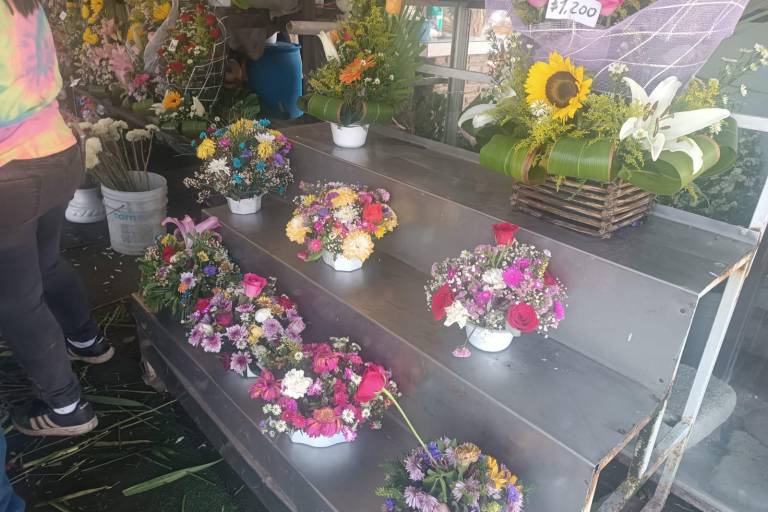 Aprovechan vendedores de flores la gran afluencia en panteones por Día de las Madres