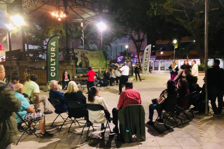 Bailan en las ‘Tardes de danzón’