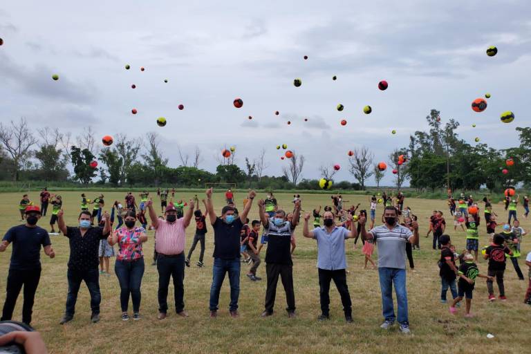 Entregan empastado de campo de futbol de La Michoacana, en Navolato