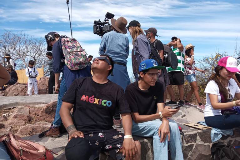 Turistas hasta de Nueva Zelanda y Taiwán observan el Eclipse desde El Faro de Mazatlán