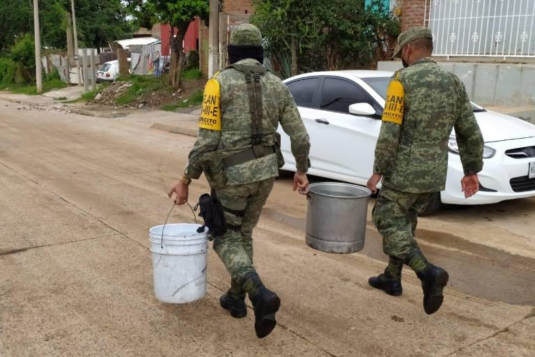 Ejército ‘deja las armas’ para llenar baldes, cubetas, garrafones y hasta ollas por la falta de agua en Mazatlán