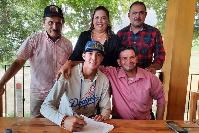 En Rosario, cinco jóvenes talentos del beisbol firman con Algodoneros de Torreón