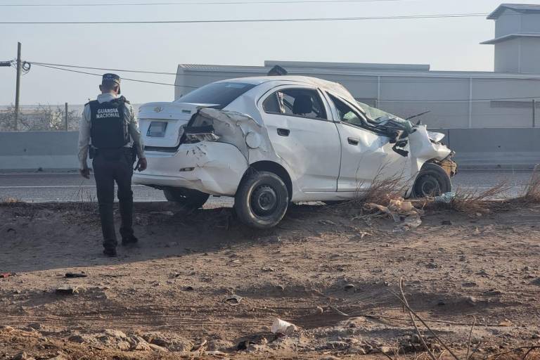 Auto choca contra poste y vuelca en La Costerita