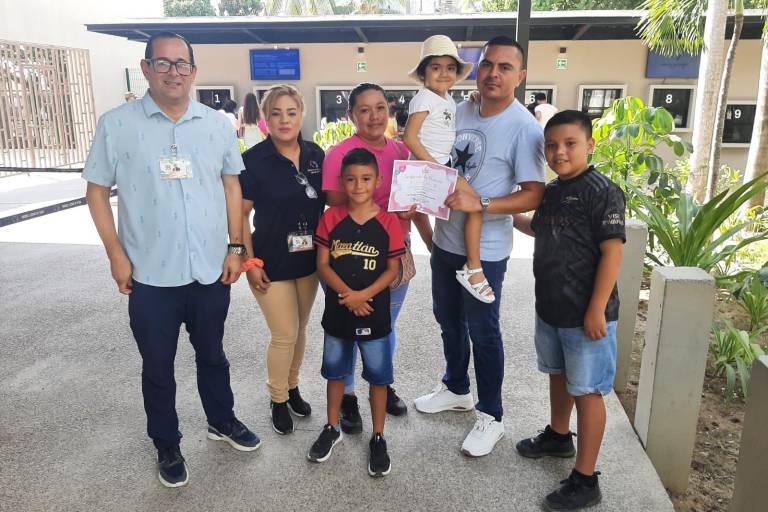 Carolina Pérez y Gran Acuario cumplen el sueño de Hanna de conocer el recinto marino