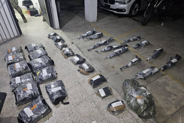 Detienen a 8 personas con armas y posible droga en Sinaloa