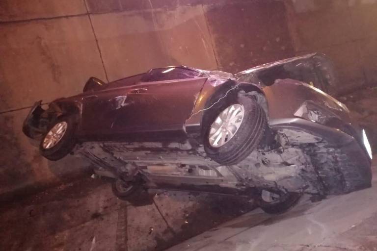 En Mazatlán, hombre pierde el control de su automóvil y cae a canal pluvial
