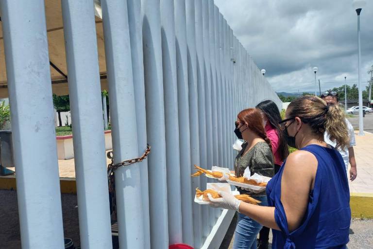 En Escuinapa ciudadanos y policías llevan comida a familiares de pacientes con Covid-19; ‘la situación está caótica’, dicen