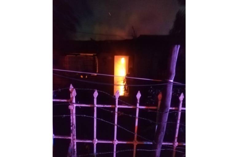 Atacan e incendian dos viviendas en la colonia El Barrio, en Culiacán