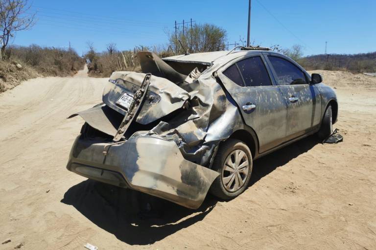 Auto vuelca en la carretera libre Mazatlán-Culiacán; hospitalizan a conductora