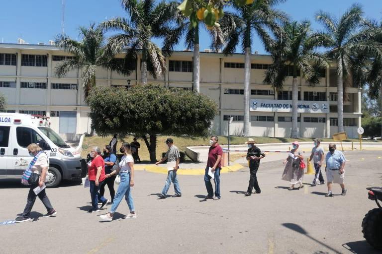 Fluye vacunación contra Covid-19 en la Facultad de Medicina de la UAS, en Culiacán