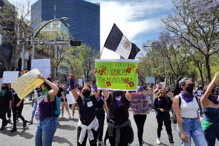 Protesta de mujeres en Ciudad de México avanza hasta el Zócalo sin enfrentarse con policías