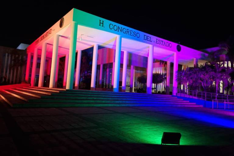 Iluminan el Congreso de Sinaloa con los colores de la bandera LGBT+