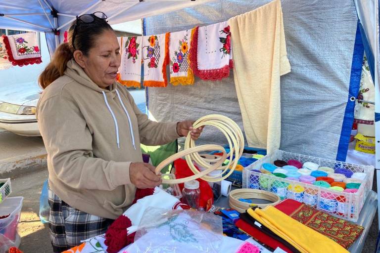 Tras jubilarse, Adela halla en el bordado su pasatiempo favorito