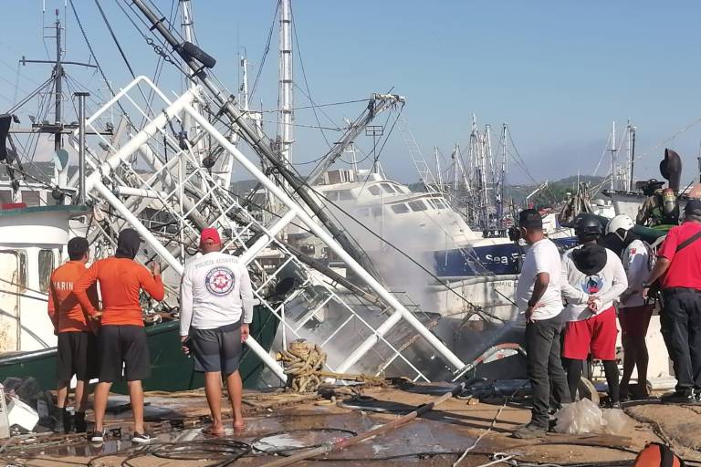 Explosión de tanque ocasiona incendio y hundimiento de un barco camaronero