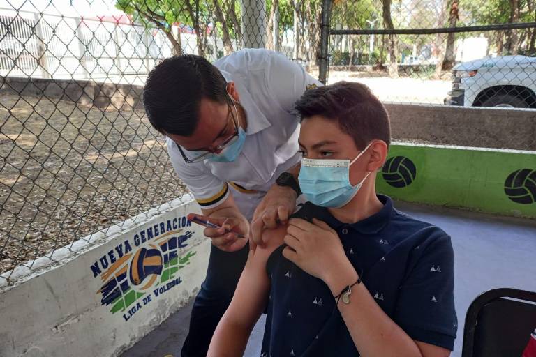 Diego, de 12 años, aprovechó por ser el primer día para ir a vacunarse contra el Covid