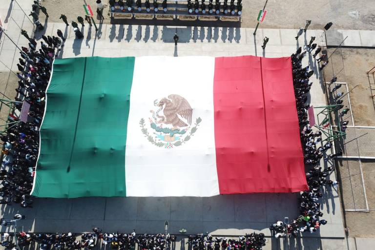 Ejército extiende bandera gigante en la comunidad de Jesús María