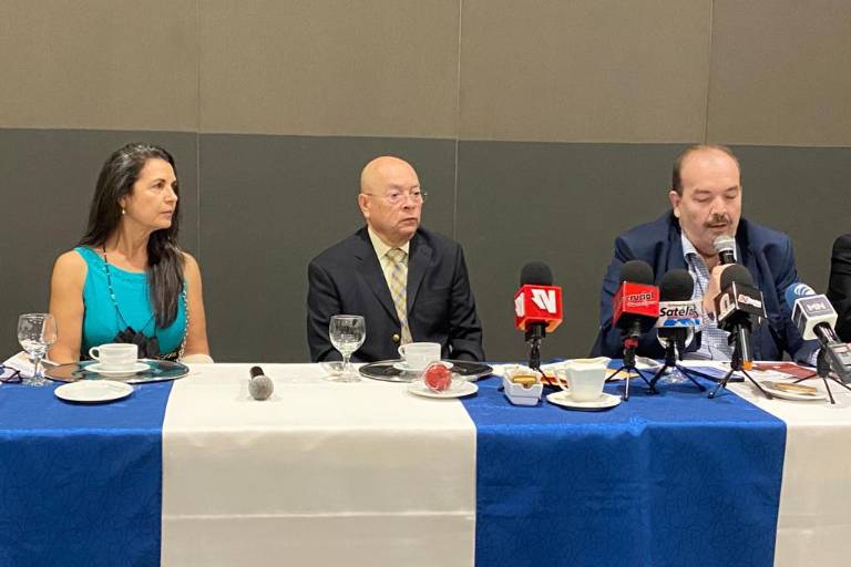 Colegio de Profesionistas galardona a César Augusto Rivas con el Reconocimiento a la Trayectoria Profesional 2021