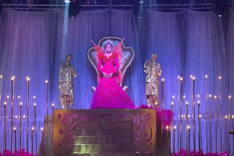 Coronan a Cristina I como reina de los juegos florales de la Feria de la Primavera 2022