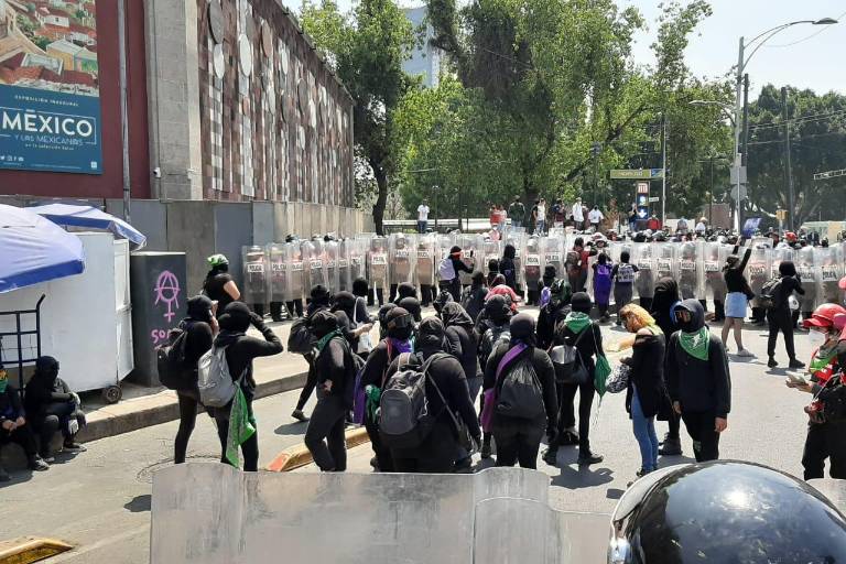 Manifestantes y ONG acusan represión en marcha 8M de la Ciudad de México; autoridades dicen que se respetó libre expresión