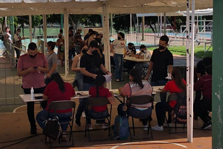 Jóvenes de 18 a 29 años acuden en Culiacán por la segunda dosis de la vacuna contra el Covid-19