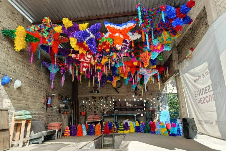 Servidores de la Nación en Rosario realizan piñatas para intercambiarlas por dulces