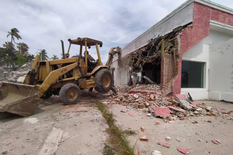Derrumban local donde operó Mexicana de Aviación en la Zona Dorada