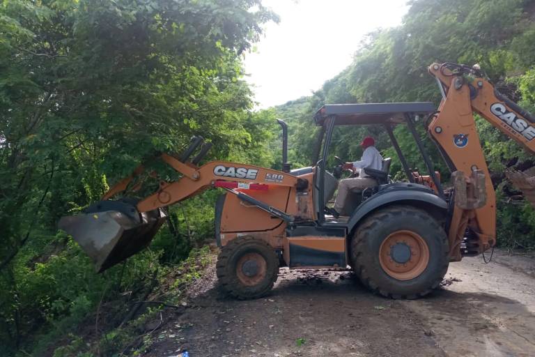 Por derrumbe de cerro, en carretera Badiraguato Parral se habilita camino alterno, informa Gobierno estatal