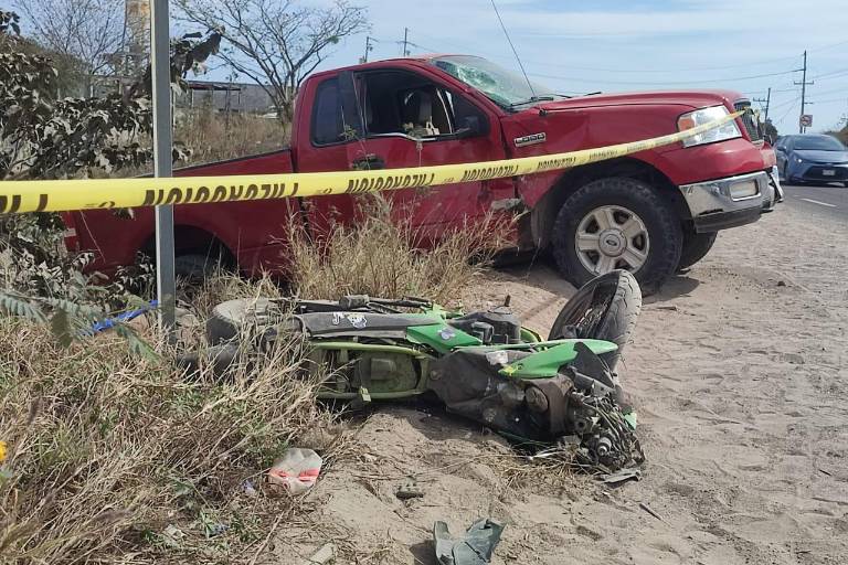 Mueren dos motociclistas tras ser arrollados por camioneta al norte de Mazatlán
