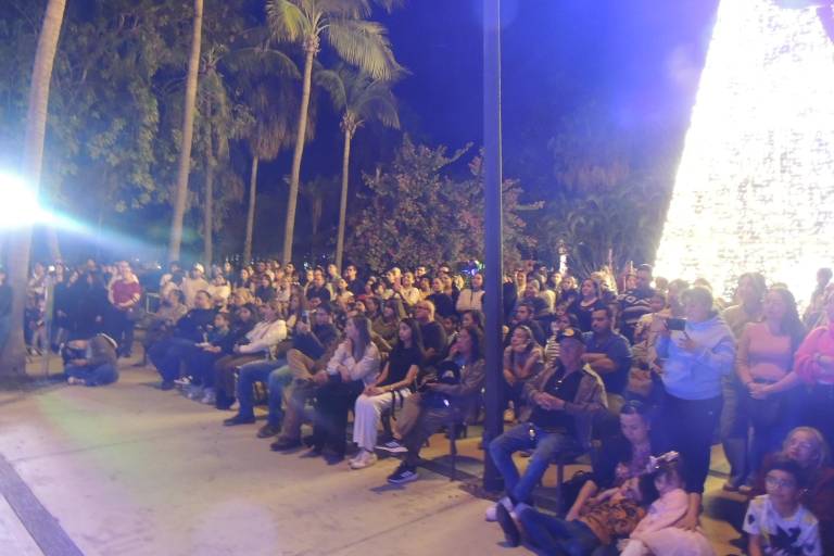 Disfrutan con danza de un recorrido por las tradiciones decembrinas de México