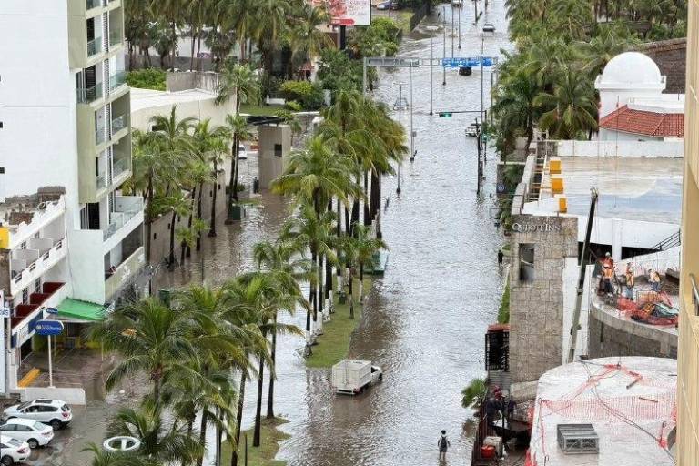 La Avenida Camarón Sábalo, en la Zona Dorada de Mazatlán, inundada tras las lluvias de este martes.