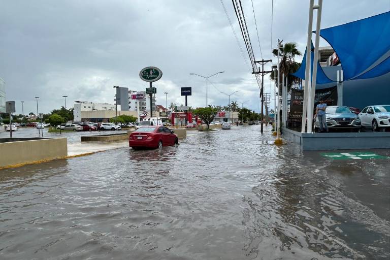 Llueve unos minutos y avenidas en Mazatlán quedan inundadas