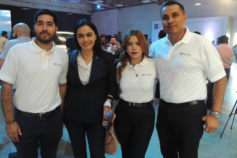 Disfrutan la conducción de la nueva pickup BYD Shark