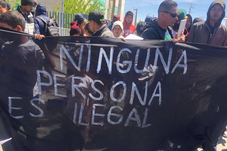 AMLO en Juárez: en privado lamenta tragedia migrante, en público evade a los migrantes