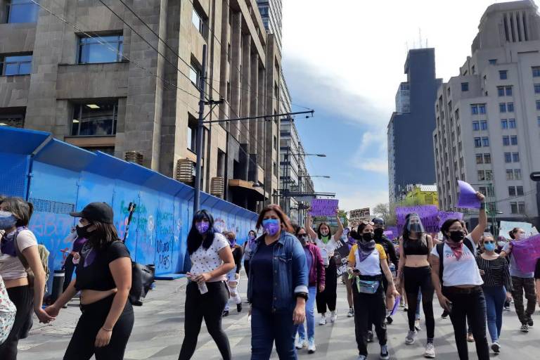 Protesta de mujeres en Ciudad de México avanza hasta el Zócalo sin enfrentarse con policías