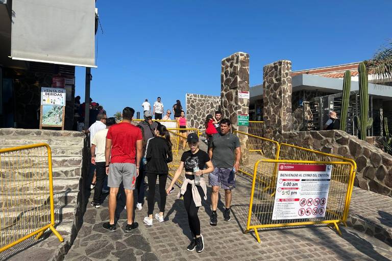 Aprovechan turistas vacaciones en Mazatlán para visitar El Faro